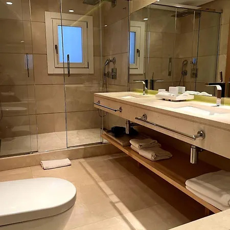 Luxury In Puente-romano Apartment